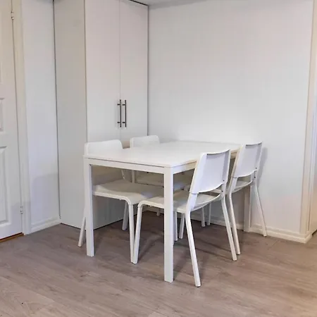 Kozy Near Center With Free Parking And Wifi Apartmán