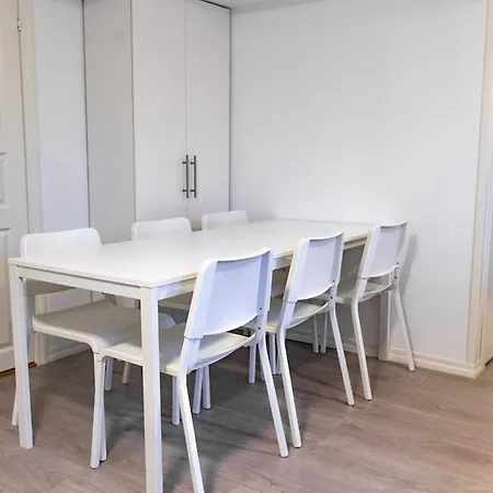Kozy Near Center With Free Parking And Wifi