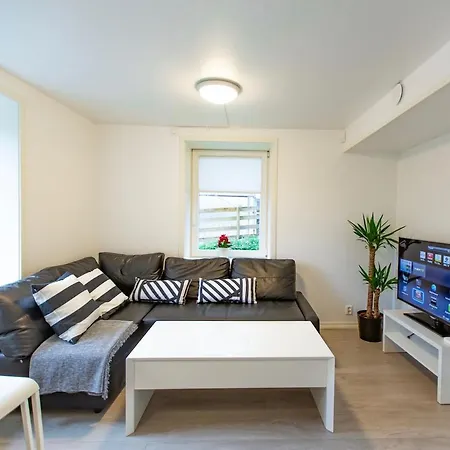 Kozy Near Center With Free Parking And Wifi