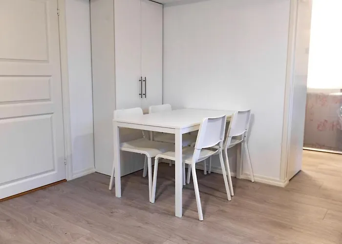 Kozy Near Center With Free Parking And Wifi 아파트